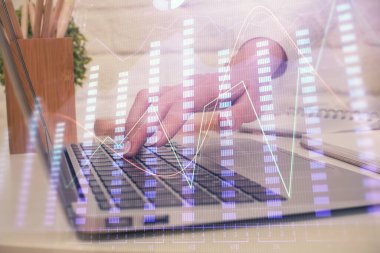 Bilgisayarda ve ön x grafik hologramında yazı yazan kadın ellerine çok maruz kalmış. Borsa analizi kavramı.