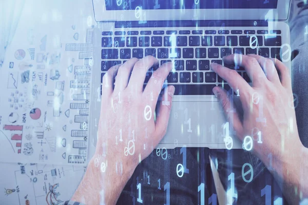 Erkeklerin ellerinin bilgisayar klavyesini ve veri temalı hologram çizimini yazarken çoklu pozlama. Üst Manzara. Teknoloji konsepti.