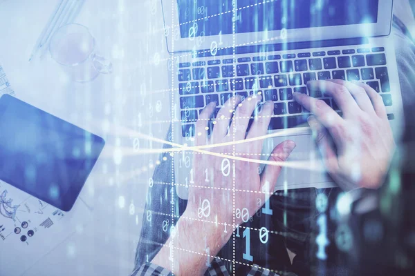 Multi blootstelling van mannen handen typen over computer toetsenbord en data thema hologram tekening. Bovenaanzicht. Technologieconcept. — Stockfoto