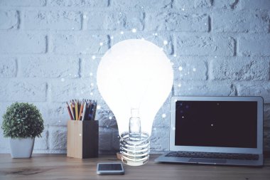 Bilgisayar ofisinde ampul simgesi hologramıyla birlikte. Çifte maruziyet. Fikir kavramı.