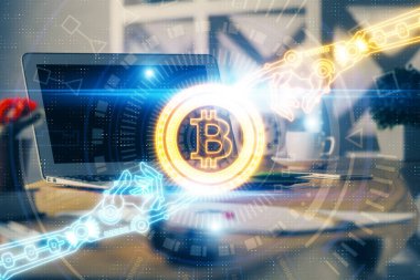 Blockchain temalı holograma ve bilgisayar arkaplanlı masaya çoklu maruz kalma. Bitcoin şifreleme para birimi kavramı.