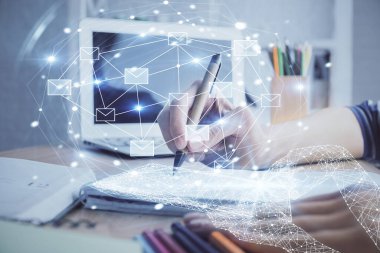 E- posta ile soyut zarf çizimi, ellerin üzerinden not alarak. Elektronik posta kavramı. Çift pozlama