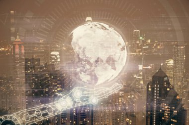Şehir görünümünde harita ve veri temalı hologram ile gökdelenler arka planda çift pozlama. İş kavramında uluslararası teknoloji.