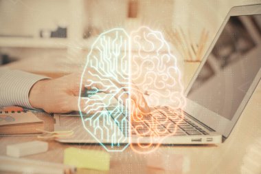 Adam klavyede beyin hologramıyla yazı yazıyor. Büyük Data kavramı. Çift pozlama.