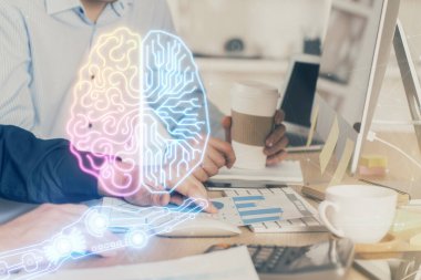 Bilgisayar geçmişi ve beyin temalı hologramı olan bir adam. Beyin fırtınası kavramı. Çift pozlama.