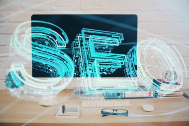 Bilgisayar ve seo çizim hologramı olan bir masanın çifte görüntüsü. Arama optimizasyon kavramı.