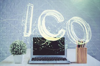 Engelleme zinciri ve kripto ekonomi temalı hologram ve bilgisayar geçmişi olan bir masa. Bitcoin kripto para kavramı.