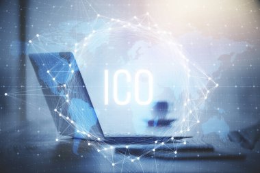 Engelleme zinciri ve kripto ekonomi temalı hologram ve bilgisayar geçmişi olan bir masa. Bitcoin kripto para kavramı.