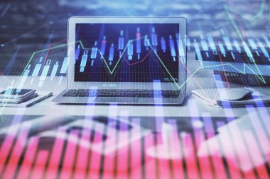 Arka planda eski pazar grafik hologramı ve kişisel bilgisayar var. Çifte maruziyet. Yatırım kavramı.