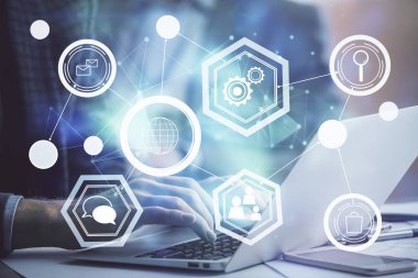 Sosyal ağ temalı hologramda iş adamı arka planda bilgisayar üzerinde çalışıyor. Dünya çapında ağ kavramı. Çift pozlama.