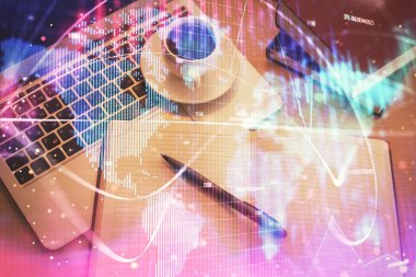 Masaüstü arkaplanındaki bilgisayarın üzerinde iş temalı hologram çizimleri. Üst Manzara. Çoklu maruz kalma. Uluslararası bağlantılar kavramı.