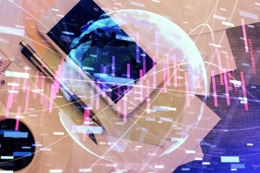 Forx grafik hologramının telefonlu masaüstü üzerinde çoklu pozlandırılması. Üst Manzara. Mobil ticaret platformu kavramı.