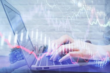 Bilgisayarda ve ön x grafik hologramında yazı yazan kadın ellerine çok maruz kalmış. Borsa analizi kavramı.