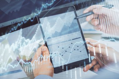 Bir adamın elini tutarken ve bir telefon ve finansal çizim kullanırken çift pozlama. Pazar analizi kavramı.