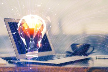 Bilgisayar ofisinde ampul simgesi hologramıyla birlikte. Çoklu maruz kalma. Fikir kavramı.