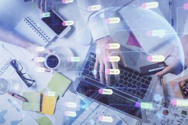 Bilgisayar klavyesinin ve veri temalı hologram çiziminin üzerine yazarken iki kez görüntülenmiş. Üst Manzara. Teknoloji konsepti.