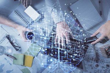 Kadın ve erkeğin birlikte çalışması ve insan beyin hologramı çizimi. Beyin fırtınası konsepti. Bilgisayar arkaplanı. Üst Görünüm.