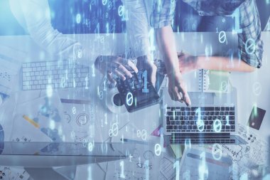 Kadın ve erkeğin birlikte çalışması ve veri temalı hologram çizimi. Bilgisayar arkaplanı. Üst Görünüm.