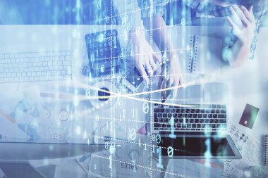 Kadın ve erkeğin birlikte çalışması ve veri temalı hologram çizimi. Bilgisayar arkaplanı. Üst Görünüm.