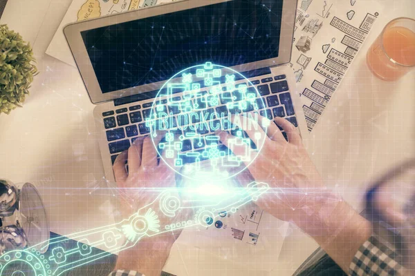 컴퓨터 키보드와크 Crypto 홀로그램 그림을 사람의 타이핑하는 노출되었다 위에서 — 스톡 사진