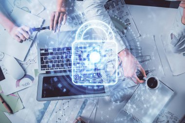 Kadın ve erkeğin birlikte çalışması ve teknoloji temalı kilidin hologram çekmesi. Güvenlik kavramı. Bilgisayar arkaplanı.