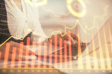 İş kadınlarının bilgisayar ve ön grafik hologram çizimlerini yazarken çift pozlama. Mali analiz kavramı.