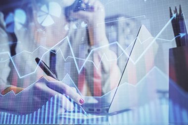 Bilgisayarda ve finansal grafik hologramında kadın eli yazarken çift pozlama. Borsa analizi kavramı.