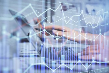 Bilgisayarda ve finansal grafik hologramında yazı yazan kadın ellerine çoklu maruz kalma. Borsa analizi kavramı.