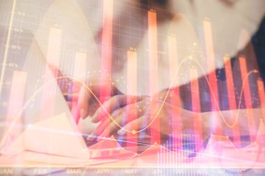 Bilgisayarda ve finansal grafik hologramında yazı yazan kadın ellerine çoklu maruz kalma. Borsa analizi kavramı.