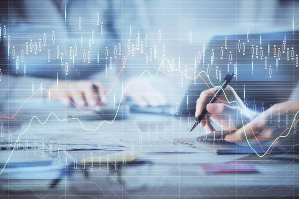 多次暴露妇女双手在计算机和财务图表上打字的全息图 股票市场分析概念 — 图库照片
