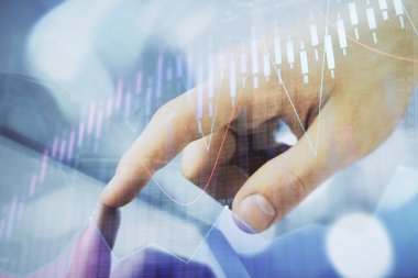 Bir adamın el ele tutuşması ve telefon ve finansal çizim kullanması. Pazar analizi kavramı.