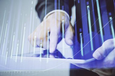 Bir adamın el ele tutuşması ve telefon ve finansal çizim kullanması. Pazar analizi kavramı.