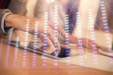 Önx grafik çizimine çifte maruz kalma ve kadın ve erkeğin birlikte çalışarak mobil bir cihaz kullanması. Ticaret konsepti.