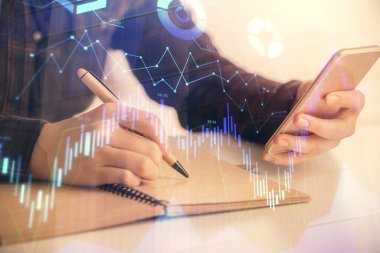 Ön x grafik çizimine çift pozlama hologram ve cep telefonu kullanan bir kadın. Borsa konsepti.