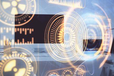 Bilgisayar, teknoloji temalı hologramla birlikte ofiste. Çifte maruziyet. Teknoloji kavramı.