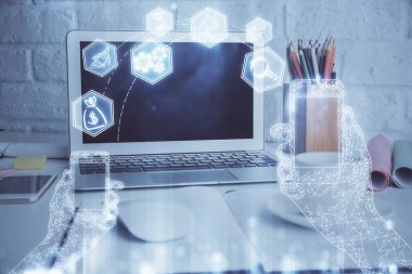 Bilgisayar, teknoloji temalı hologramla birlikte ofiste. Çifte maruziyet. Teknoloji kavramı.