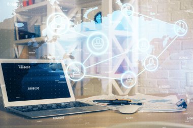 Sosyal ağ hologramıyla birlikte bilgisayar masaüstünde. Çoklu maruz kalma. Uluslararası insan ilişkileri kavramı.