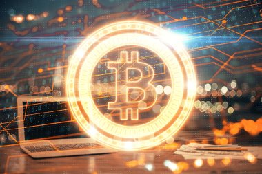 Blockchain temalı holograma ve bilgisayar arkaplanlı masaya çoklu maruz kalma. Bitcoin şifreleme para birimi kavramı.