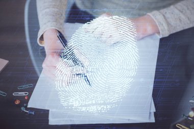 Mavi parmak izi hologramı, arka plan notları alan kadınların ellerinde. Korunma kavramı. Çift pozlama