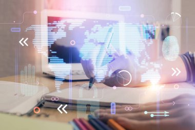 Dünya haritası hologramı ve veri tema simgeleriyle notlar alan ellerin çifte pozlanması. Uluslararası ağ verilerinin kavramı.