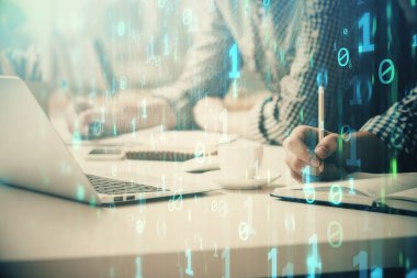 Teknoloji temalı hologramı olan bilgisayar geçmişi olan bir iş adamı. Yüksek teknoloji kavramı. Çoklu pozlama.