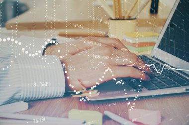 Teknoloji temalı dizüstü bilgisayarla çalışan bir iş adamı. Büyük veri kavramı. Çift pozlama.