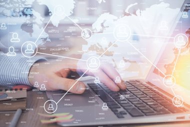 Sosyal ağ temalı hologramda iş adamı arka planda bilgisayar üzerinde çalışıyor. Dünya çapında ağ kavramı. Çoklu pozlama.