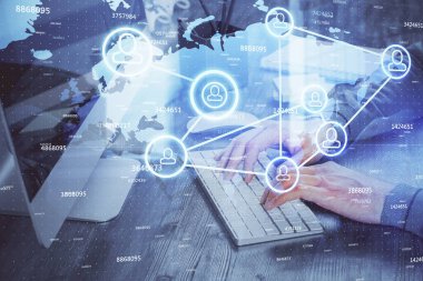 Sosyal ağ temalı hologramda iş adamı arka planda bilgisayar üzerinde çalışıyor. Dünya çapında ağ kavramı. Çoklu pozlama.