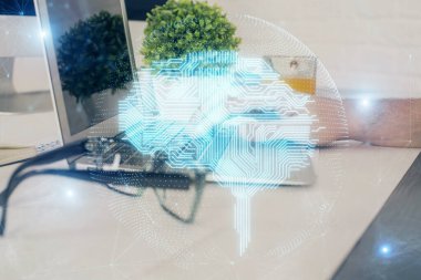 Bilgisayar geçmişi ve beyin temalı hologramı olan bir adam. Beyin fırtınası kavramı. Çift pozlama.