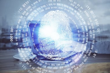 Arka planda bilgisayar üzerinde çalışan iş adamı ile parmak izi hologramı. Güvenlik kavramı. Çift pozlama.