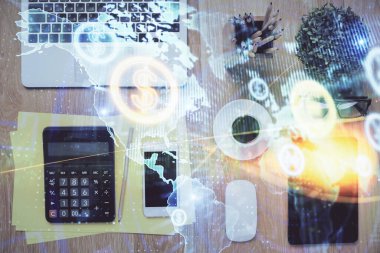 Masaüstünde telefonlu ön x grafik hologramına çift pozlama. Üst Manzara. Mobil ticaret platformu kavramı.