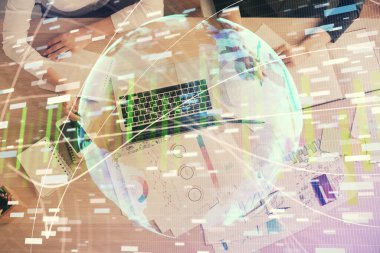 Bilgisayar ve finansal temalı hologram çizimleri üzerinde çalışan kadın elleri çift pozlama. Üst Manzara. İş konsepti.