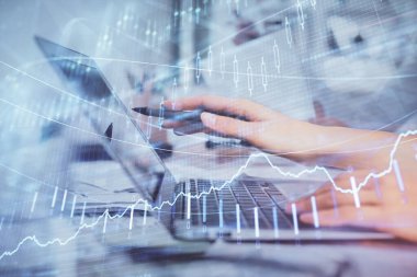 Bilgisayarda ve finansal grafik hologramında yazı yazan kadın ellerine çoklu maruz kalma. Borsa analizi kavramı.