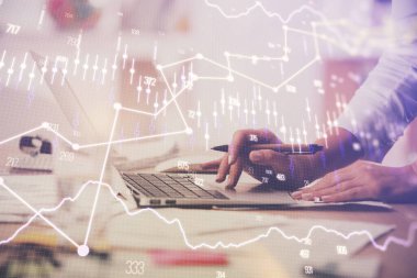 Bilgisayarda ve finansal grafik hologramında yazı yazan kadın ellerine çok maruz kalmış. Borsa analizi kavramı.